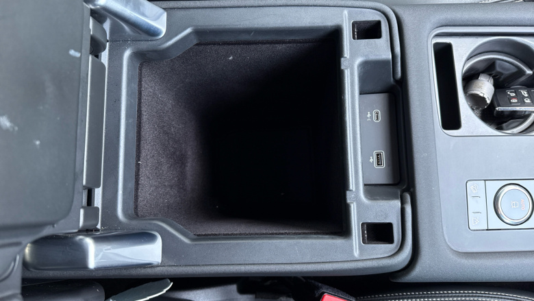 Land Rover Discovery 3.0 D300 Dynamic SE 5dr Auto Diesel Station Wagon